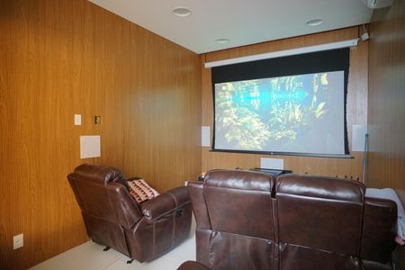 Sala de TV de casa de condomínio para alugar com 4 quartos, 370m² em Cajueiros, Maricá
