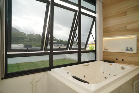 Casa de condomínio para alugar com 442m², 6 quartos e 3 vagasBanheiro da Suíte 1
