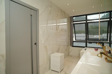 Casa de condomínio para alugar com 442m², 6 quartos e 3 vagasBanheiro da Suíte 1