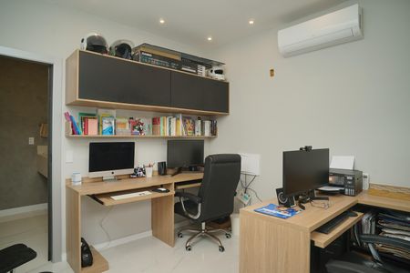 Casa de condomínio para alugar com 442m², 6 quartos e 3 vagasEscritório