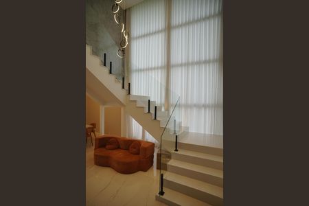 Casa de condomínio para alugar com 442m², 6 quartos e 3 vagasEscada