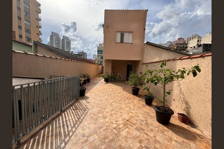 Casa à venda com 240m², 2 quartos e 3 vagas Casa à venda com 240m², 2 quartos e 3 vagasÁrea externa
