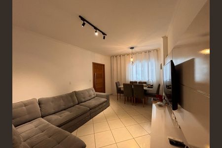 Casa à venda com 240m², 2 quartos e 3 vagas Casa à venda com 240m², 2 quartos e 3 vagasSala