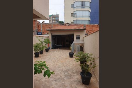 Casa à venda com 240m², 2 quartos e 3 vagas Casa à venda com 240m², 2 quartos e 3 vagasÁrea externa