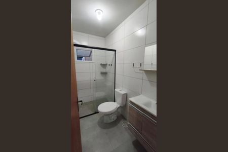 Banheiro de casa de condomínio para alugar com 2 quartos, 55m² em Ponta Grossa, Porto Alegre