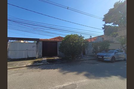 Casa para alugar com 140m², 3 quartos e 4 vagas Casa para alugar com 140m², 3 quartos e 4 vagasFachada
