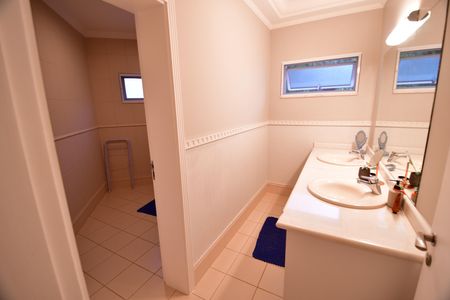Casa de condomínio para alugar com 280m², 4 quartos e 4 vagasBanheiro Social