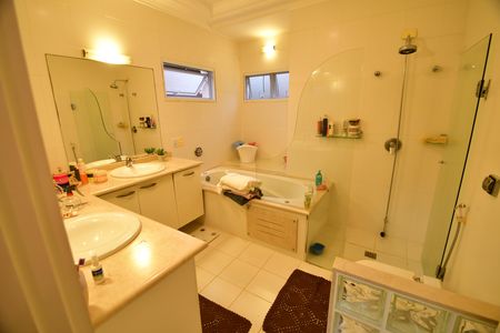 Casa de condomínio para alugar com 280m², 4 quartos e 4 vagasBanheiro Suíte