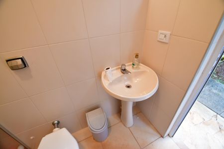 Casa de condomínio para alugar com 280m², 4 quartos e 4 vagasBanheiro de serviço