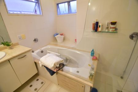 Casa de condomínio para alugar com 280m², 4 quartos e 4 vagasBanheiro Suíte