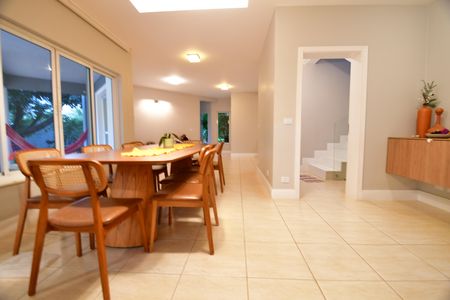 Casa de condomínio para alugar com 280m², 4 quartos e 4 vagasSala