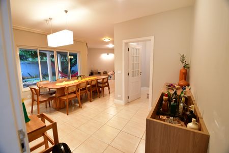 Casa de condomínio para alugar com 280m², 4 quartos e 4 vagasSala