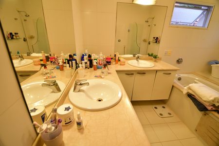 Casa de condomínio para alugar com 280m², 4 quartos e 4 vagasBanheiro Suíte