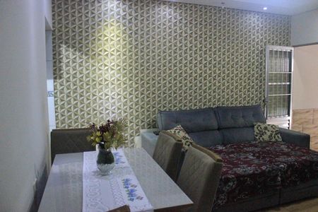 Casa à venda com 215m², 2 quartos e 1 vagaSala