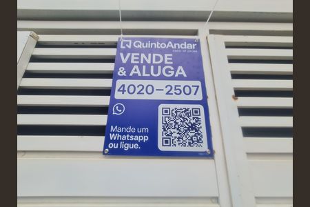 Casa à venda com 215m², 2 quartos e 1 vaga Casa à venda com 215m², 2 quartos e 1 vagaFachada do imóvel com placa QuintoAndar
