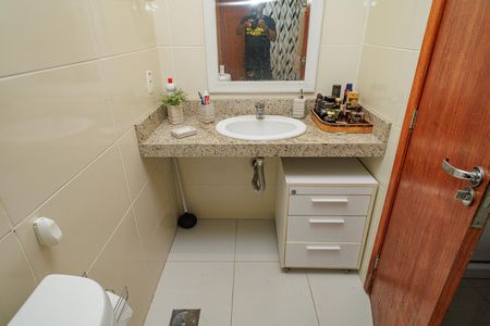 Casa de condomínio para alugar com 180m², 3 quartos e 1 vaga Casa de condomínio para alugar com 180m², 3 quartos e 1 vagaBanheiro da Suíte 2