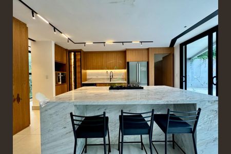 Casa de condomínio à venda com 450m², 3 quartos e 6 vagas