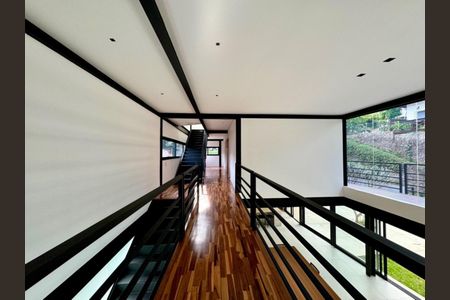 Casa de condomínio à venda com 450m², 3 quartos e 6 vagas