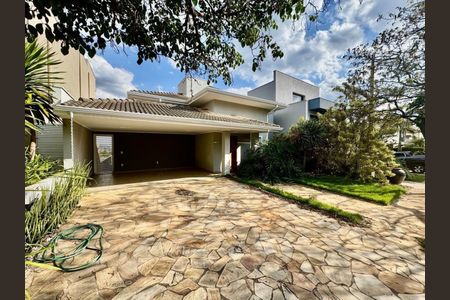 Casa de condomínio à venda com 336m², 3 quartos e 4 vagas