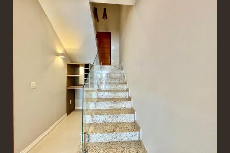 Casa de condomínio à venda com 336m², 3 quartos e 4 vagas