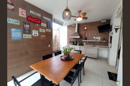 Casa de condomínio à venda com 260m², 3 quartos e 4 vagas
