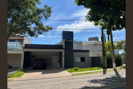 Casa de condomínio à venda com 221m², 3 quartos e 4 vagas