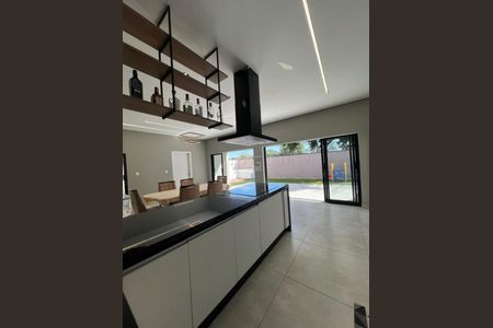 Casa de condomínio à venda com 221m², 3 quartos e 4 vagas