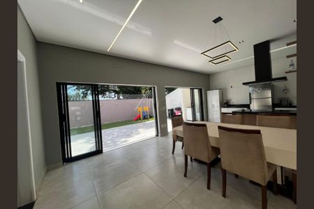 Casa de condomínio à venda com 221m², 3 quartos e 4 vagas
