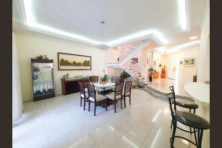 Casa de condomínio à venda com 250m², 4 quartos e 4 vagas