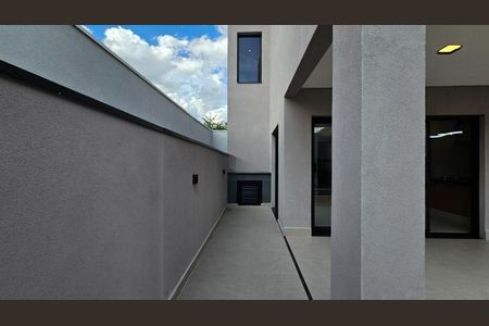 Casa de condomínio à venda com 226m², 3 quartos e 4 vagas