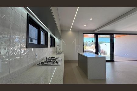 Casa de condomínio à venda com 215m², 3 quartos e 4 vagas