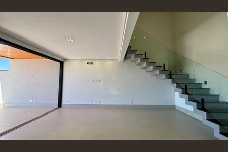 Casa de condomínio à venda com 215m², 3 quartos e 4 vagas