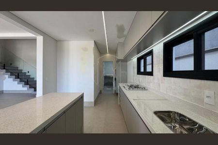 Casa de condomínio à venda com 215m², 3 quartos e 4 vagas