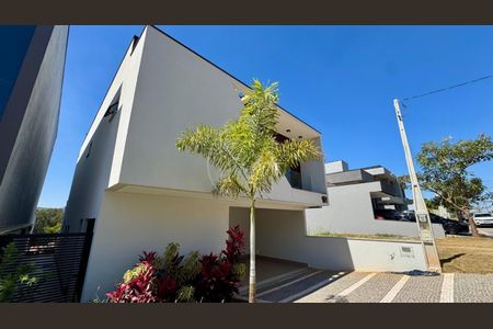 Casa de condomínio à venda com 215m², 3 quartos e 4 vagas