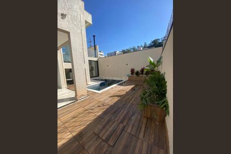 Casa de condomínio à venda com 244m², 3 quartos e 4 vagas