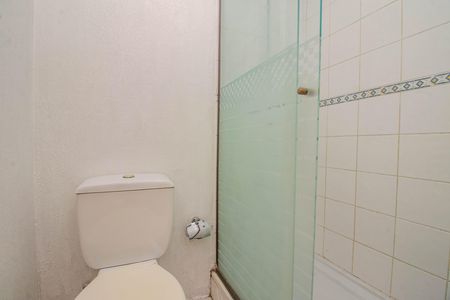 Casa à venda com 85m², 3 quartos e 2 vagas Casa à venda com 85m², 3 quartos e 2 vagasBanheiro da Suíte Americana / Corredor