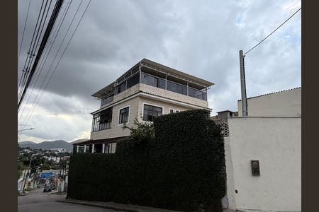 Casa para alugar com 300m², 3 quartos e 3 vagas Casa para alugar com 300m², 3 quartos e 3 vagasFachada