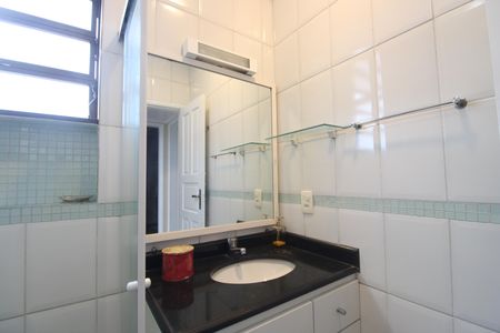 Casa para alugar com 300m², 3 quartos e 3 vagasBanheiro social