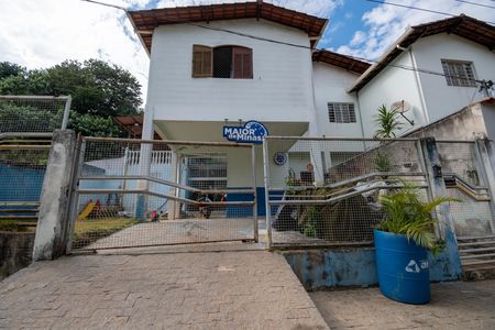 Casa para alugar com 636m², 3 quartos e 3 vagas Casa para alugar com 636m², 3 quartos e 3 vagasFachada