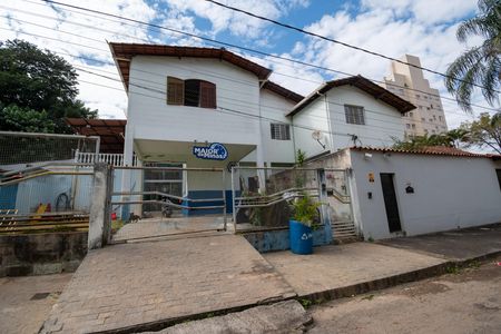 Casa para alugar com 636m², 3 quartos e 3 vagas Casa para alugar com 636m², 3 quartos e 3 vagasFachada