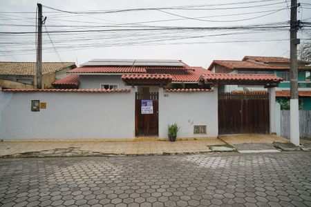 Fachada de casa de condomínio para alugar com 3 quartos, 130m² em Camburi, Maricá