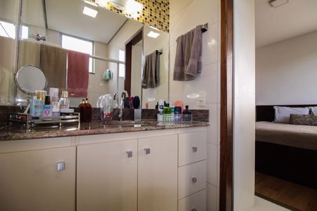 Apartamento à venda com 148m², 4 quartos e 2 vagas Apartamento à venda com 148m², 4 quartos e 2 vagasBanheiro da Suite
