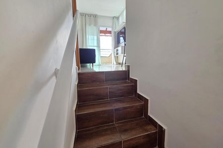 Escada de casa de condomínio para alugar com 2 quartos, 61m² em Jardim Melvi, Praia Grande
