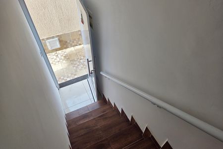 Casa de condomínio para alugar com 61m², 2 quartos e 1 vagaEscada