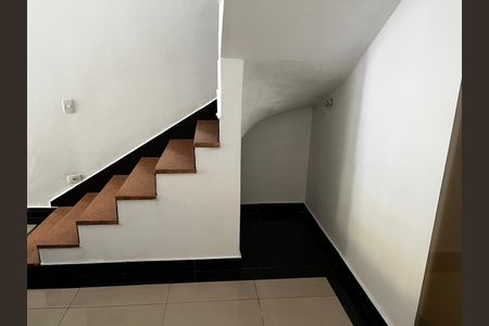 Casa para alugar com 200m², 2 quartos e 1 vaga Casa para alugar com 200m², 2 quartos e 1 vagaEscada