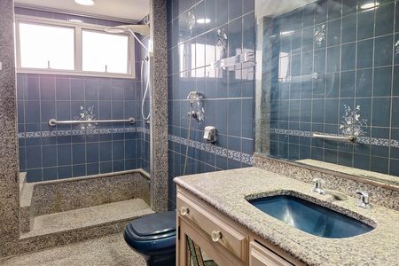 Apartamento para alugar com 362m², 4 quartos e 3 vagas Apartamento para alugar com 362m², 4 quartos e 3 vagasBanheiro da Suíte 1