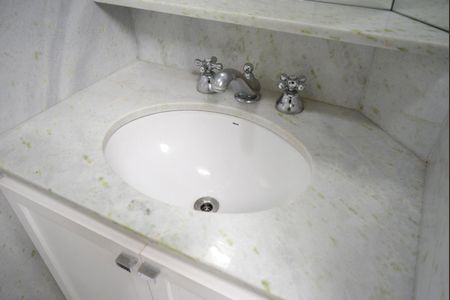 Casa à venda com 312m², 4 quartos e 3 vagasBanheiro 1