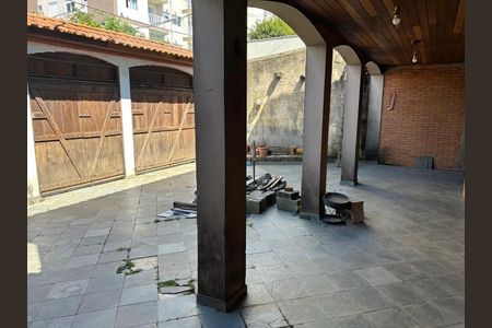 Casa à venda com 180m², 5 quartos e 5 vagas Casa à venda com 180m², 5 quartos e 5 vagasÁrea externa
