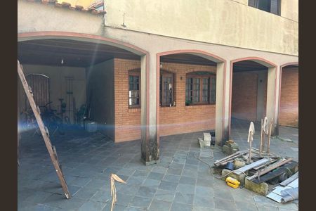 Casa à venda com 180m², 5 quartos e 5 vagas Casa à venda com 180m², 5 quartos e 5 vagasÁrea externa