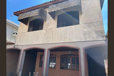 Casa à venda com 180m², 5 quartos e 5 vagas Casa à venda com 180m², 5 quartos e 5 vagasÁrea externa
